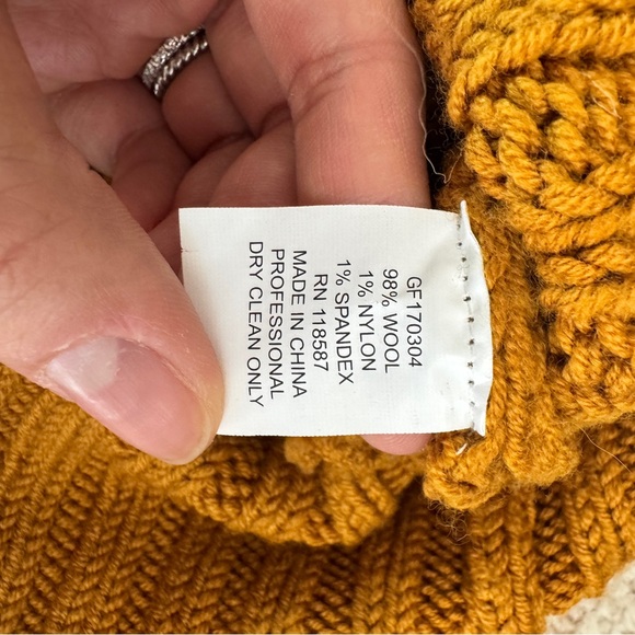 V-Neck Chunky Knit Mustard Wool Sweater - Picture 6 of 7